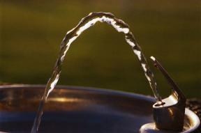 Dehydrovaná generácie: Naozaj potrebujeme piť viac vody