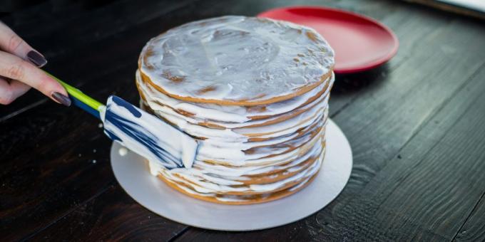 Recept torta "medovník": naneste krém na bokoch tortu