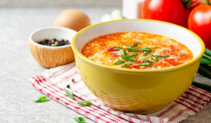 Ľahká slepačia polievka s rozšľahanými vajíčkami a paradajkami