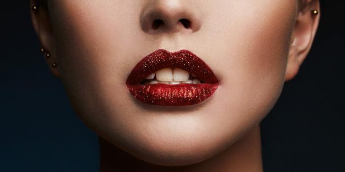 Trblietavý makeup na pery: Používajte rúž s lepkavou povrchovou úpravou