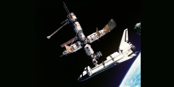 Orbitálna stanica „Mir“ s ukotveným americkým raketoplánom „Atlantis“, júl 1995