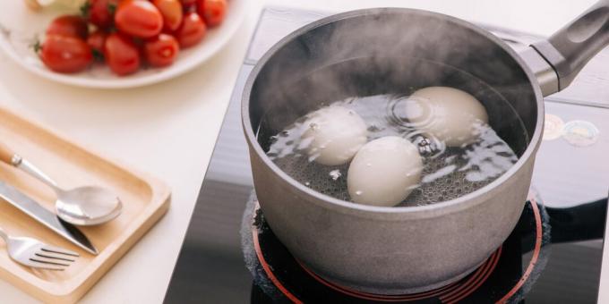 Koľko a koľko uvariť na sporáku vajcia namäkko