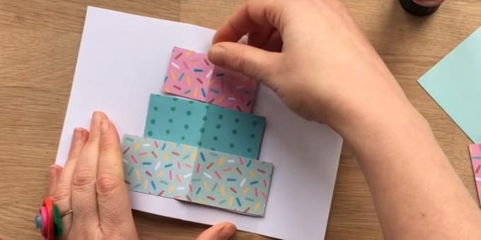 Vystrihnúť obdĺžnik farebných papierových troch vrstiev s veľkosťou budúcej torty