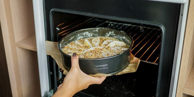Koláč s hruškami a vlašskými orechmi: pečieme v rúre predhriatej na 180 ° C 25 až 50 minút