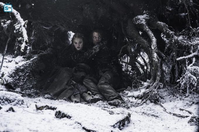 Theon a Sansa uniknúť z lovu
