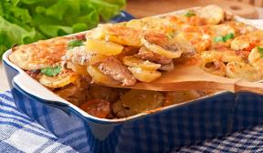 Bravčové mäso so zemiakmi a hubami v rúre