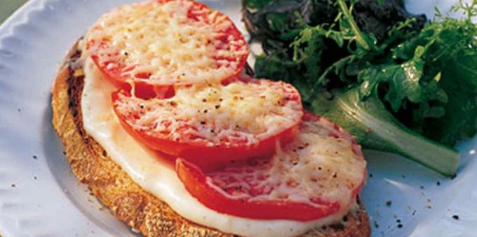 Recept na zapekaných sendvičov s paradajkami a syrovou omáčkou