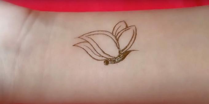 Kresba motýľa Henna na ruke: zobrazenie krídel