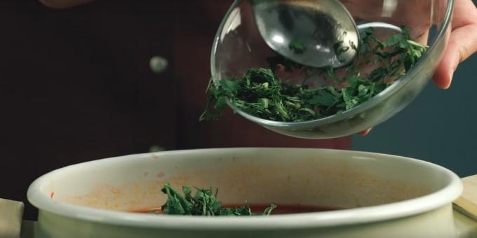 Ako variť polievku: Cast bobkové listy a jemne nasekané zelené. 