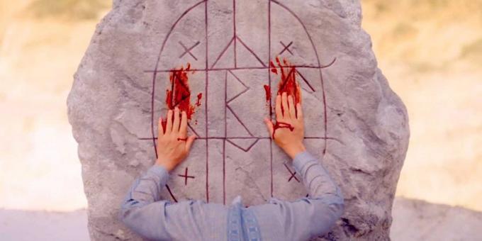 Film "Slnovrat" v roku 2019: v prívese blikajúce tajomnej osoby, ľudia vzlietnuť a rituály jasne pripomínajúce akési kúzlo