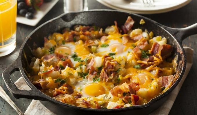 Vyprážané vajcia so slaninou, zemiakmi a syrom
