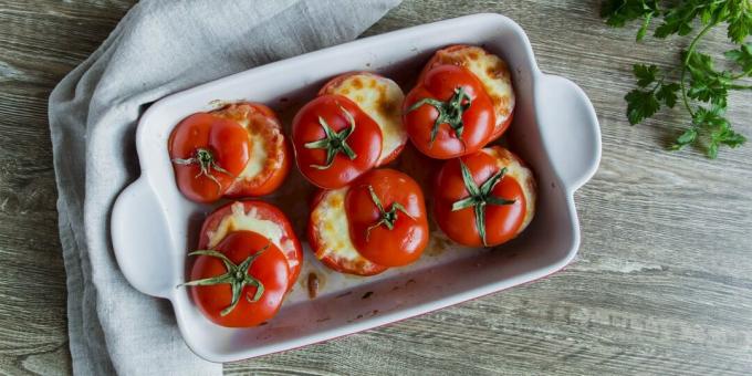 Plnené paradajky s mletým kuracím mäsom a syrom