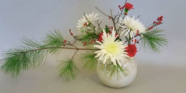 Ikebana s borovicových konárov