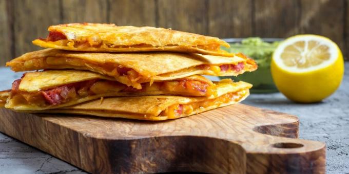 Quesadilla s klobásou, syrom a kukuricou