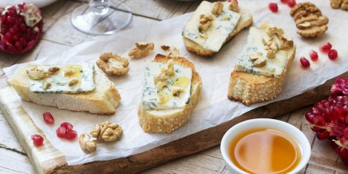 Bruschetta s modrým syrom, orechmi a medom