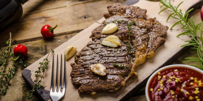 Šťavnatý steak s rozmarínom a cesnakom