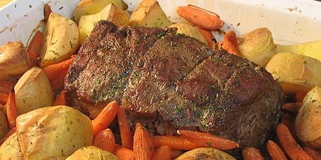Ako variť hovädzie mäso v rúre: pikantné hovädzie mäso so zemiakmi a mrkvu