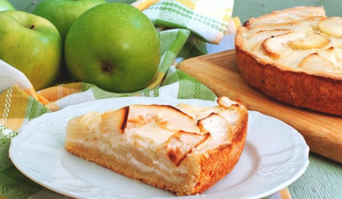 Tsvetaevsky jablkový koláč s kyslou smotanou plnkou