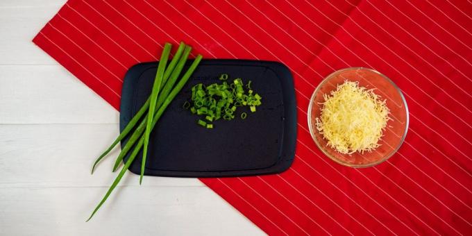 Quiche recept s kuracím mäsom a hubami: Pripravte syr a zeleninu