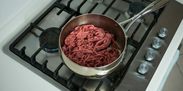 Pečený baklažán s mäsom: mleté ​​mäso dusíme na miernom ohni