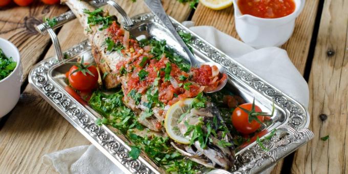 Ako variť makrely v rúre s paradajkovou omáčkou: jednoduchý recept