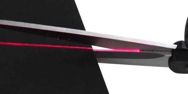 Nožnice s laserovým zameriavačom
