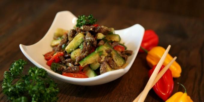 Šalát s uhorkami a kórejským hovädzím mäsom