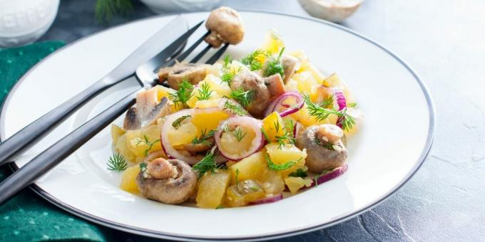 Šalát s nakladanými hubami a zemiakmi