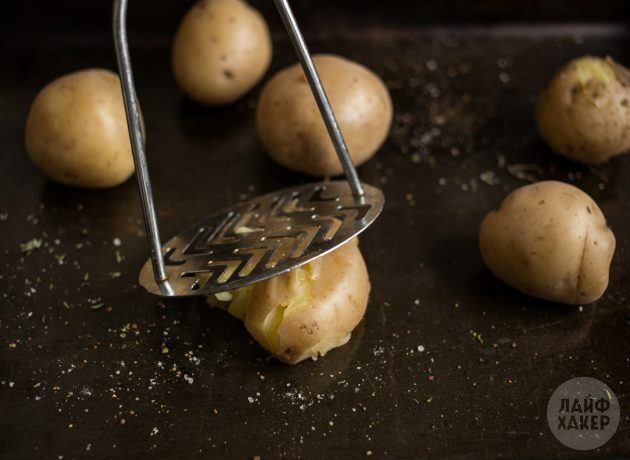 Ako uvariť pečené zemiaky v rúre: hľuzy rozdrvte vidličkou alebo lisom na pyré