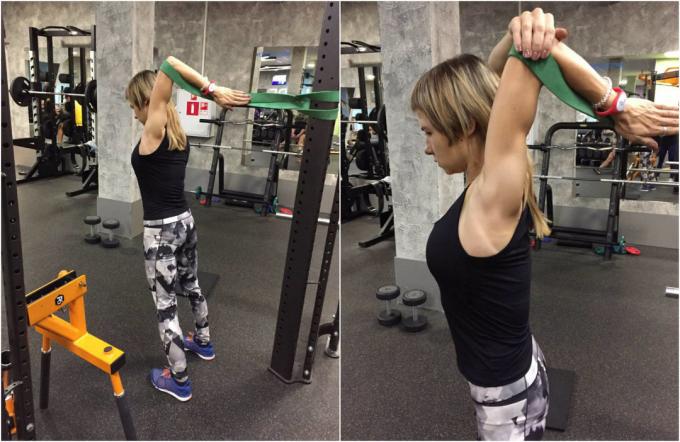 Cvičenie s gumičkou: preťahovanie ramien a chrbtových svalov
