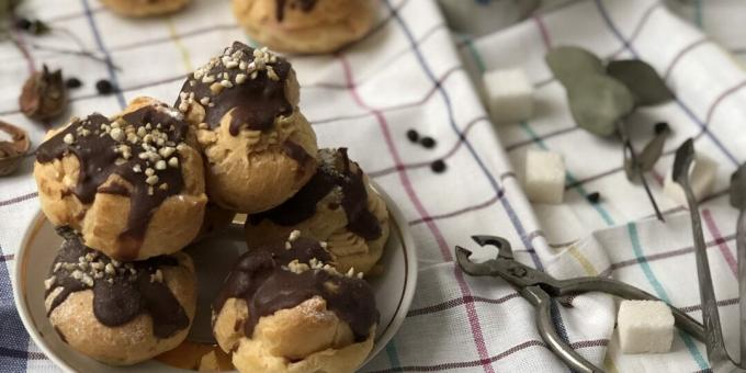 Eclairs s maslovým krémom a čokoládovou polevou