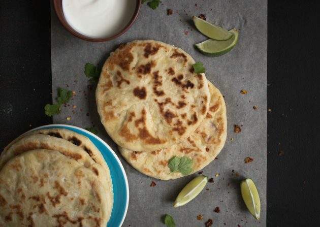 Restujte indické naanské tortilly s plnkou tvarohom