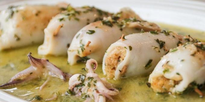 Mäkké chobotnice so syrom a salámou vo vínnej omáčke