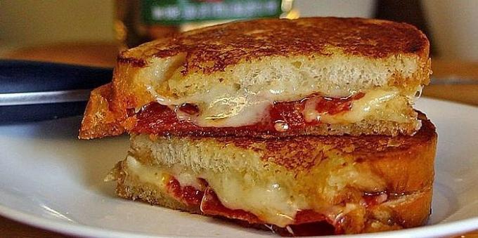 Recepty na grile: sendviče so syrom a klobásou