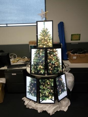 Vianočný stromček z monitorov