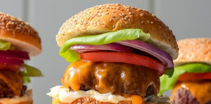 Recepty pre grilovanie: hamburgery s hovädzie kotlety