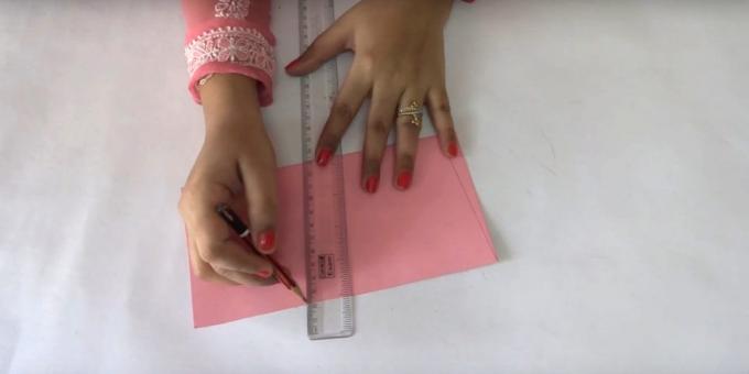 Fold ružový list papiera na polovicu
