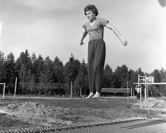 Tereškovová cvičenie na trampolíne, 1963