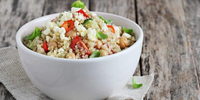 Šalát s quinoa, feta a cícer