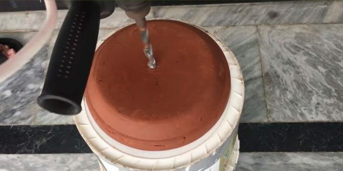 Ako si vyrobiť DIY fontánu: vyvŕtajte dieru vo veľkom kvetináči