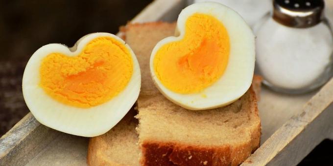 Varené vajcia s kyslou smotanou a chlebom - chutná a lacná