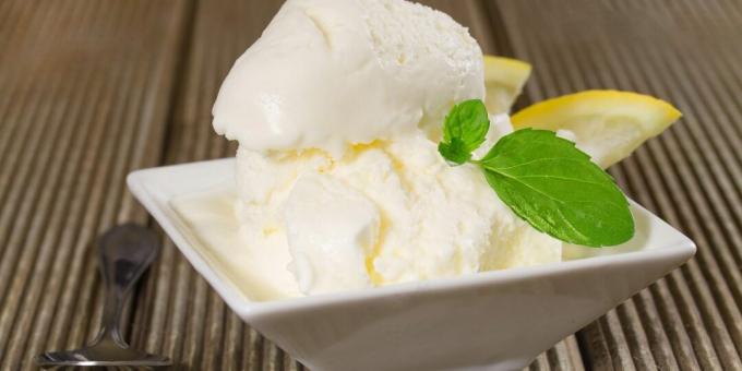 Zmrzlina so smotanou, jogurtom a pomarančovým likérom