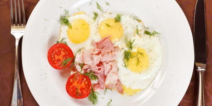 Vyprážané vajcia s cibuľkou, syrom a bylinkami: jednoduchý recept