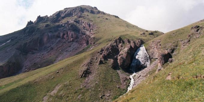 Oddýchnite si v tejto oblasti Elbrus: Maiden prámiky vodopádom a observatória na vrchole Terskol
