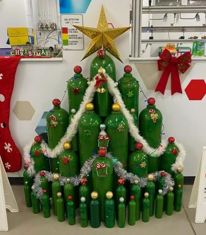 Vianočný stromček z plynových fliaš