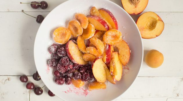 Piesková sušienka s bobuľami a ovocím: naplňte ovocie a bobule cukrom a škrobom