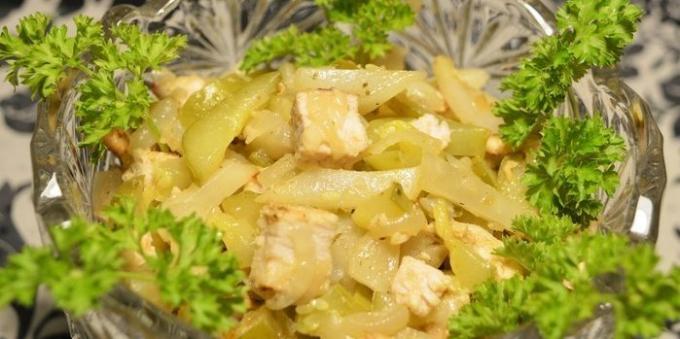Artičok recepty: Teplý šalát s topinambur, kuracie mäso a nakladanými uhorkami