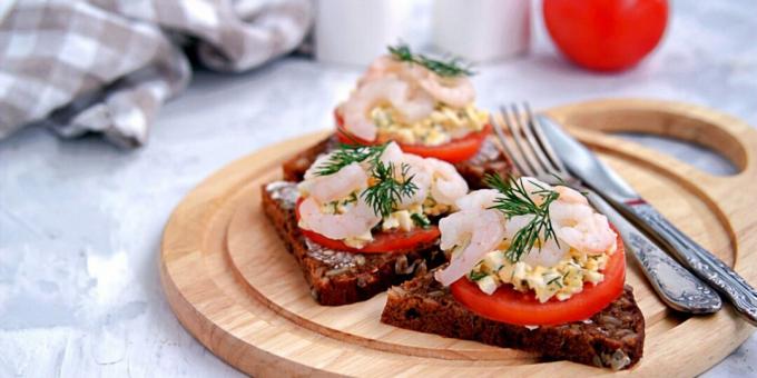 Sendviče s vajíčkami, paradajkami a krevetami