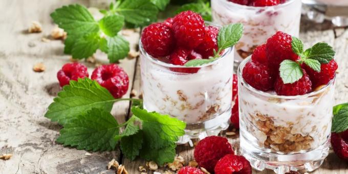 Čo jesť pred cvičením: jogurt s ovocím a granolového