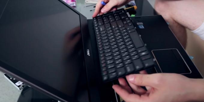 Vypáčiť mediátor výstupky na obvode klávesnice a opatrne zdvihnite do čistého notebooku